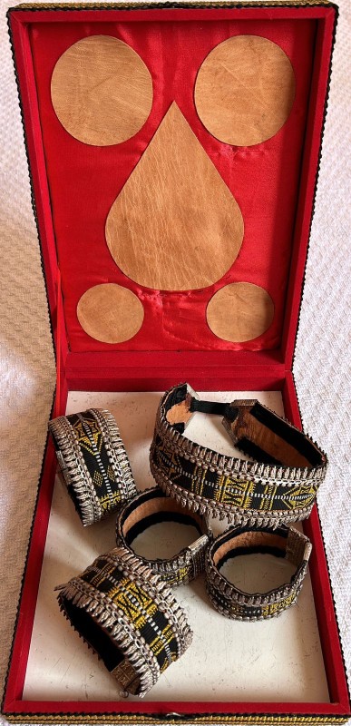 صندوق يحتوي على اكسسوارات