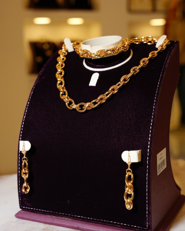 طقم عقد مع حلق واسورة