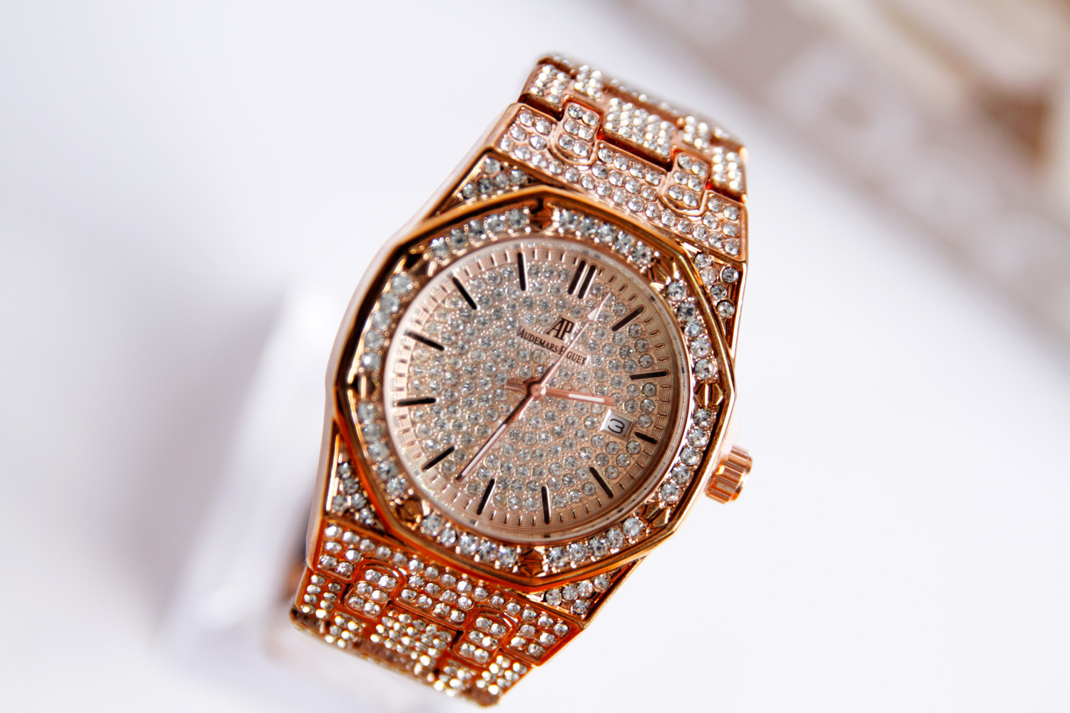 ساعة نسائية ذهبية مليئة بالكرستال